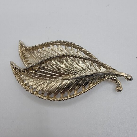 Vintage BSK Light Gold Tone Textured Metal Flower Leaves Pin Brooch RARE‎ - Picture 1 of 4